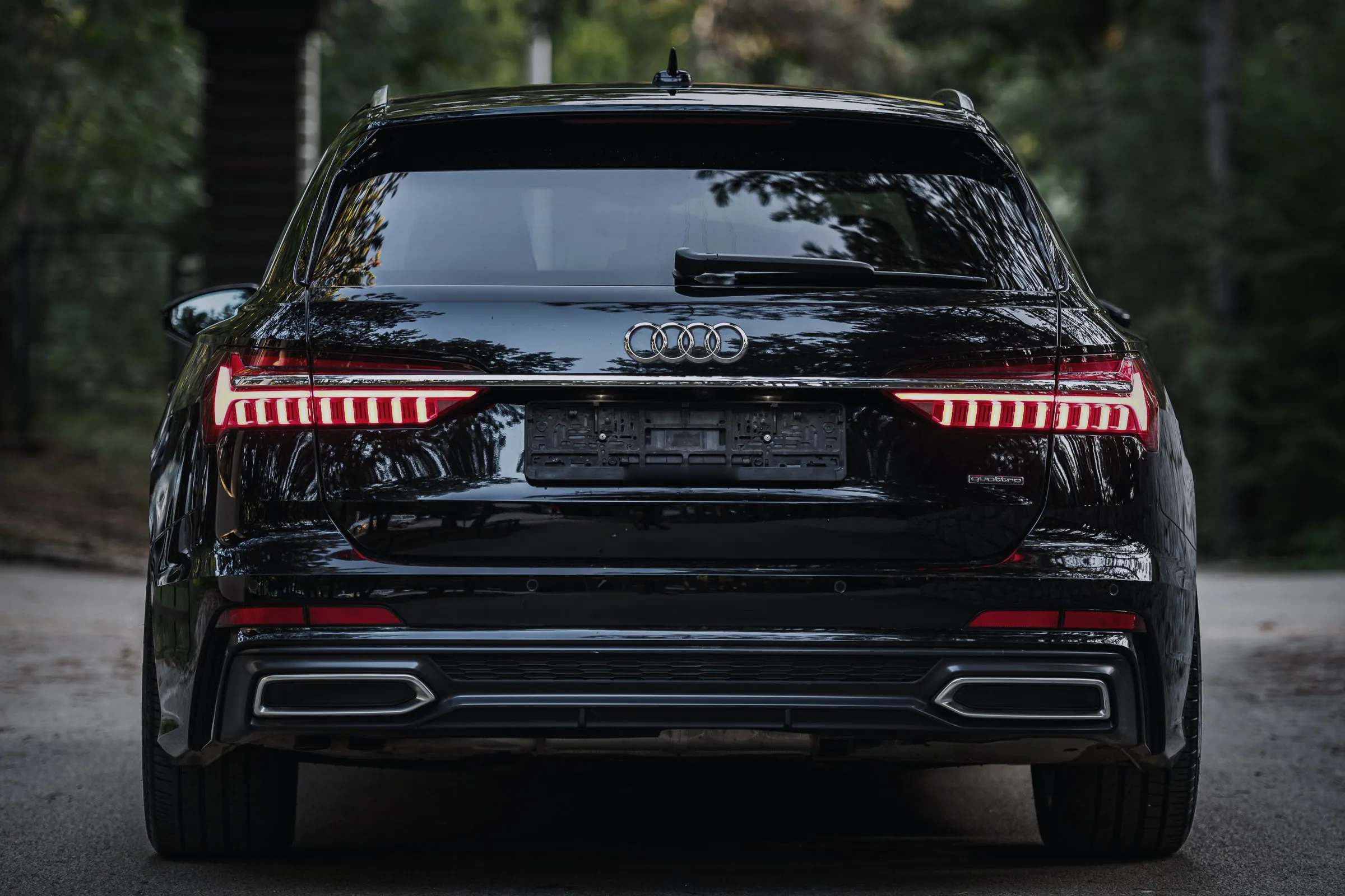 Истото црно Audi A6 Avant гледано право одзади.