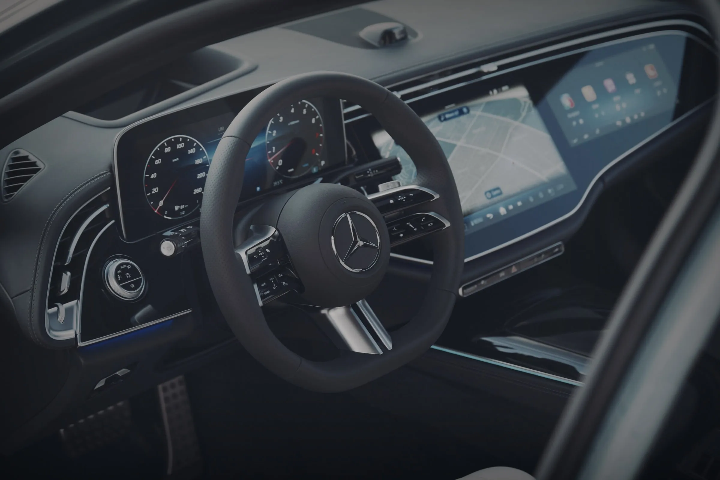 Возачкото место на Mercedes-Benz E-класа: воланот и екраните низ таблата.