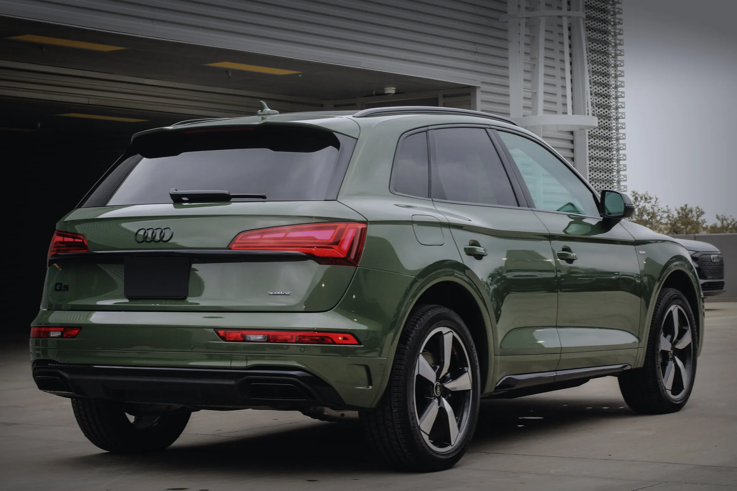 Истото каки-зелено Audi Q5 гледано одзади и од страна.