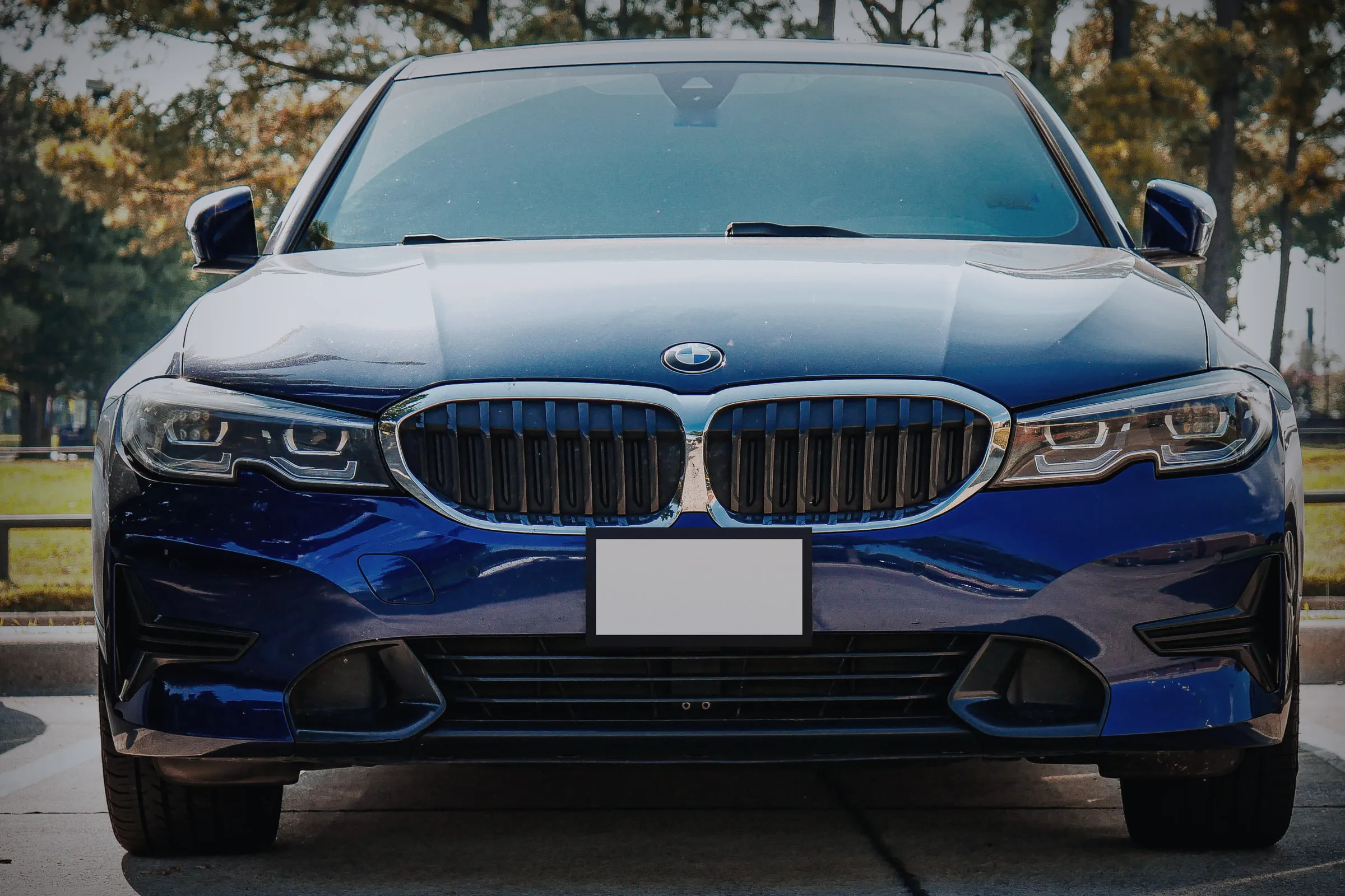 Истиот син BMW серија 3 гледан право од напред на паркинг.